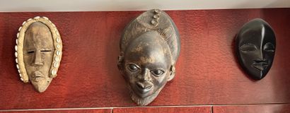 Ensemble de vingt-quatre masques africains...