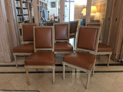 Suite de dix chaises en bois laqué gris mouluré...