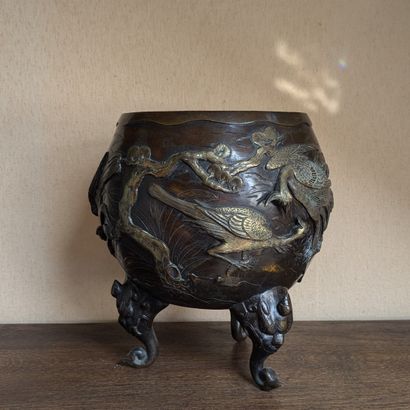 Tripod pot in patinated and gilded bronze,...