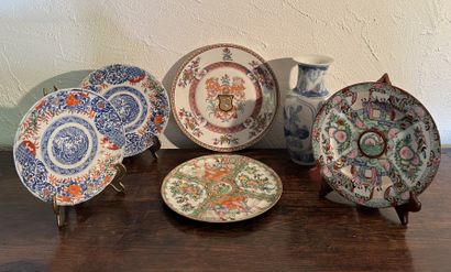Bibelots: porcelain plates in the Imari style;...