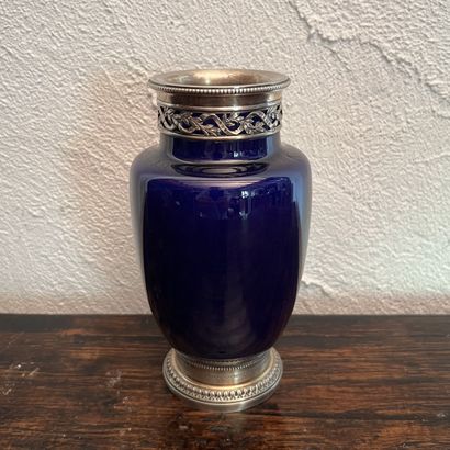 Porcelain vase with large blue background,...