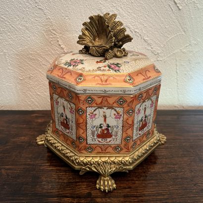 Octagonal box in cracked ceramic decorated...