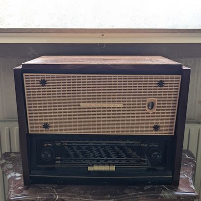 Old Marconi radio set. A small Clarville...