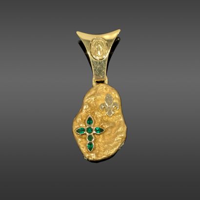 Large pendant in 18K (750) yellow gold, featuring...