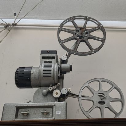 Set of cinema projectors: PATHE, KODASCOPE,...
