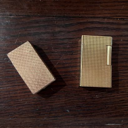 ST DUPONT. Lighter in gilt metal decorated...