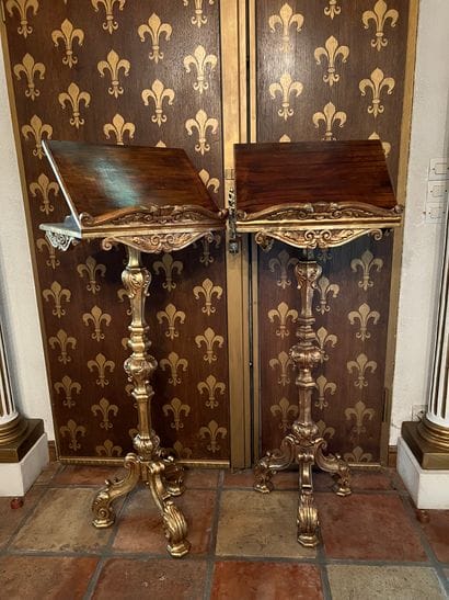 Paire de lutrins tripodes en bois doré. Le...