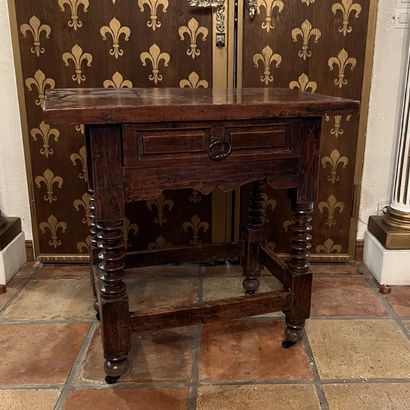 Petite table en bois fruitier, la ceinture...