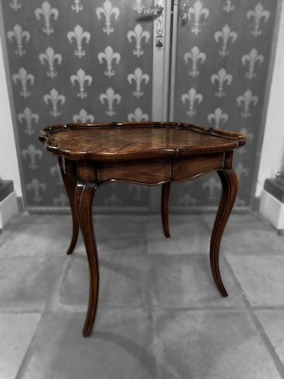 Table basse en bois naturel, le plateau carré...