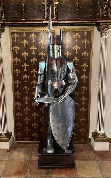 Grande armure de tournoi sur pied, avec lance...