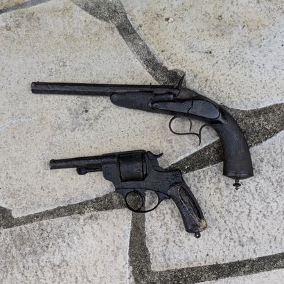Ensemble de deux pièces de fouille : a) revolver...