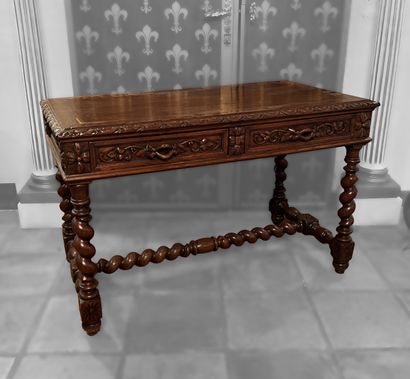 Grande table bureau en chêne sculpté, le...