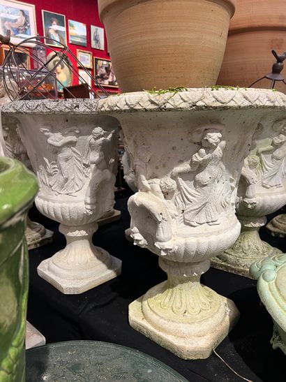 Suite de neuf vases Médicis de jardin en...