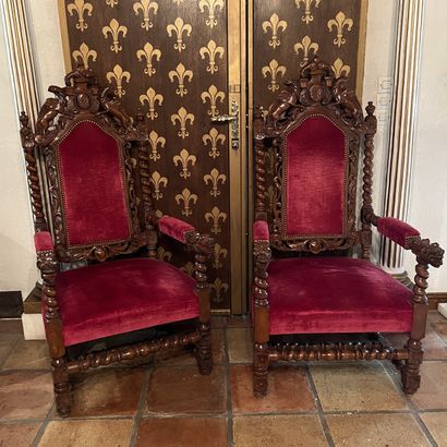 Paire de fauteuils à haut dossier en chêne...