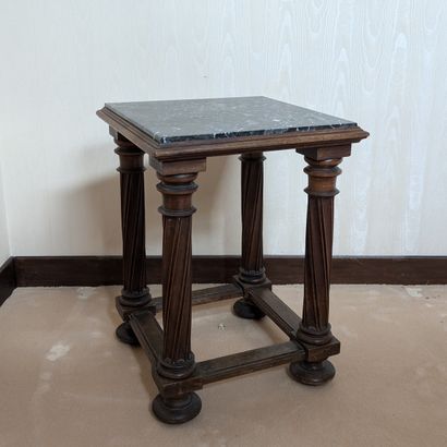 Tabouret curule en bois naturel. Les accotoirs...