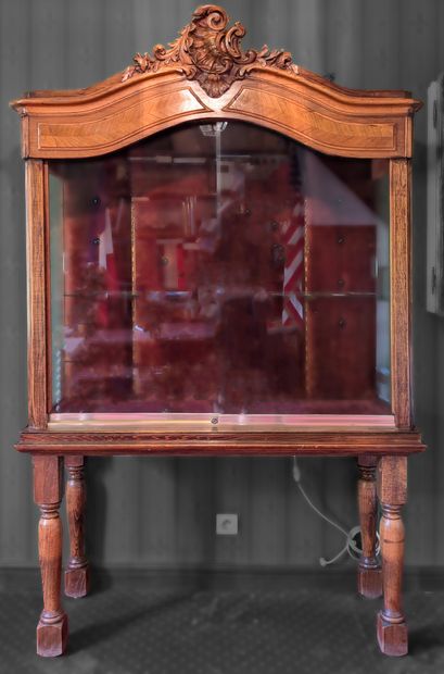 Vitrine en bois naturel, la corniche provenant...