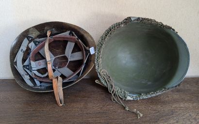 Deux casques : - casque lourd USM 1, bombe...