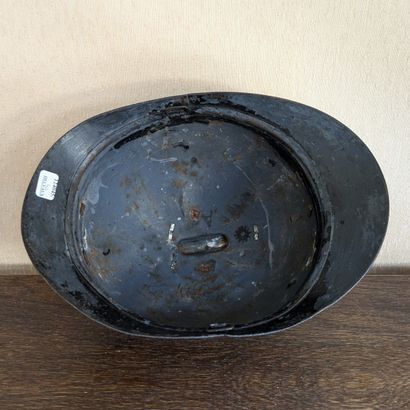 Ensemble de deux casques : a) casque Adrian,...