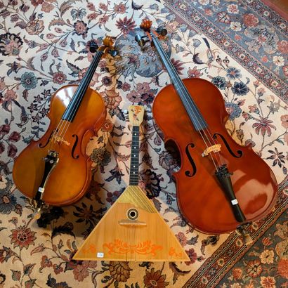 Ensemble de deux violoncelles et une bal...