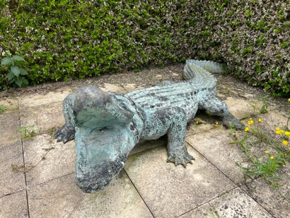 Importante sculpture de crocodile en bronze...
