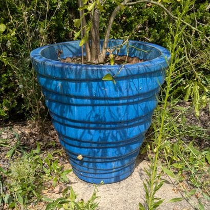 Trois grands cache-pots en terre cuite émaillée...