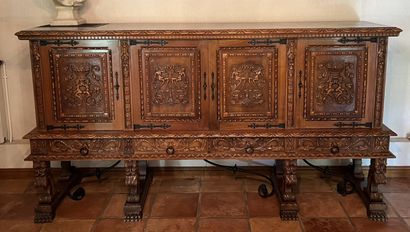Importante salle à manger en noyer à décor...