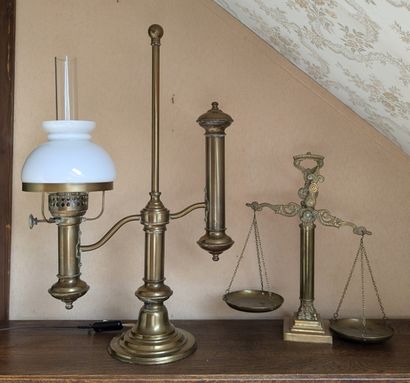 Caisse de bibelots et lampes en laiton dont...