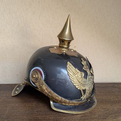 Casque à pointe du type des chasseurs à cheval...