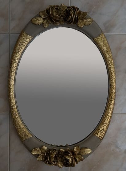 Miroir à entourage ovale en bois laqué gris...