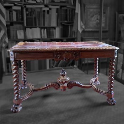Table bureau en noyer, le plateau rectangulaire...