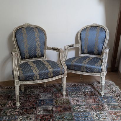 Paire de fauteuils en bois laqué crème et...