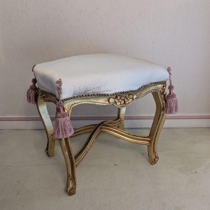 Tabouret en bois doré, à décor de fleurettes....