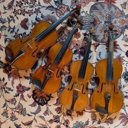 Ensemble de quatre violons d’étude.