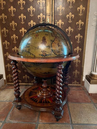 Meuble bar figurant un globe terrestre, sur...