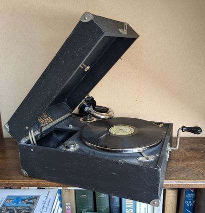 Ancien phonographe de marque Pathé, modèle...