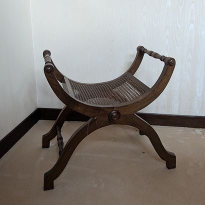 Tabouret curule en bois naturel. Les accotoirs...