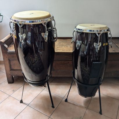 Instruments de musique : deux congas, deux...