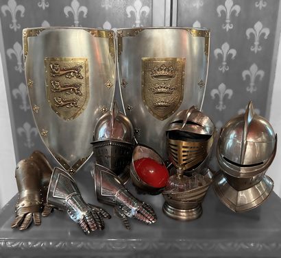 Ensemble de trois heaumes en métal dans le...