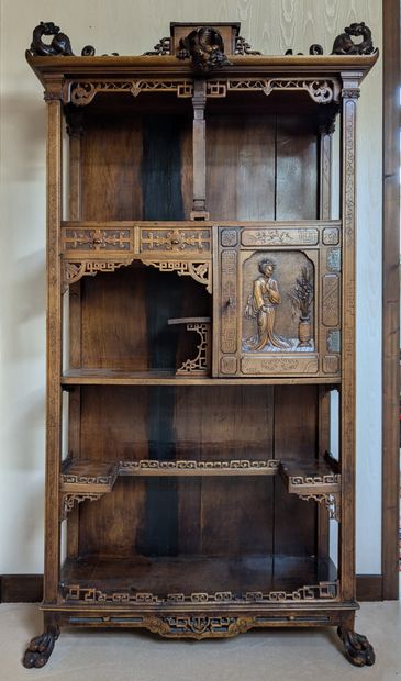 Meuble en noyer à décor extrême-oriental...