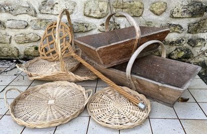 Ensemble rustique : battoir à tapis ; panier...