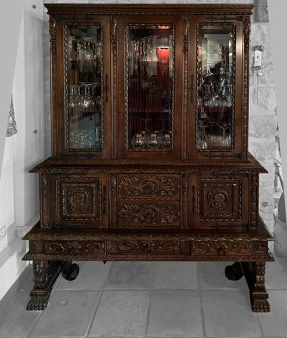 Grand buffet vitrine en bois naturel, à décor...