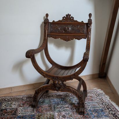 Paire de fauteuils curule en bois naturel...