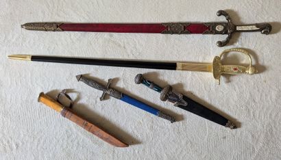 Ensemble d'armes de style : deux épées, deux...