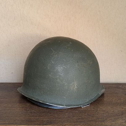 Deux casques : - casque lourd USM 1, bombe...