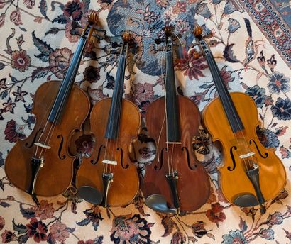 Ensemble de quatre violons d’étude.