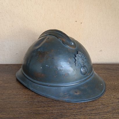 Ensemble de deux casques : a) casque Adrian,...