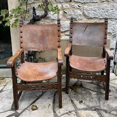 Paire de fauteuils en bois naturel mouluré....