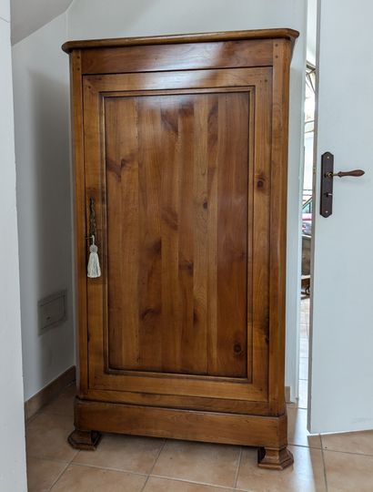 Petite armoire en noyer à une porte. H. 153...