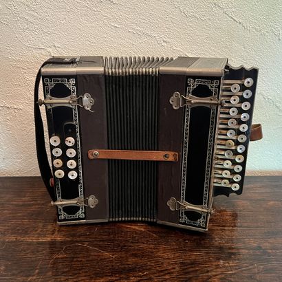 Accordéon en bois noirci, les boutons des...