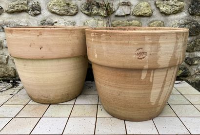 Trois grands cache-pots en terre cuite émaillée...